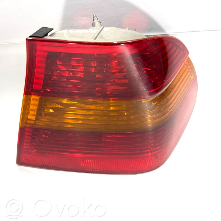 Aizmugurējais lukturis virsbūvē