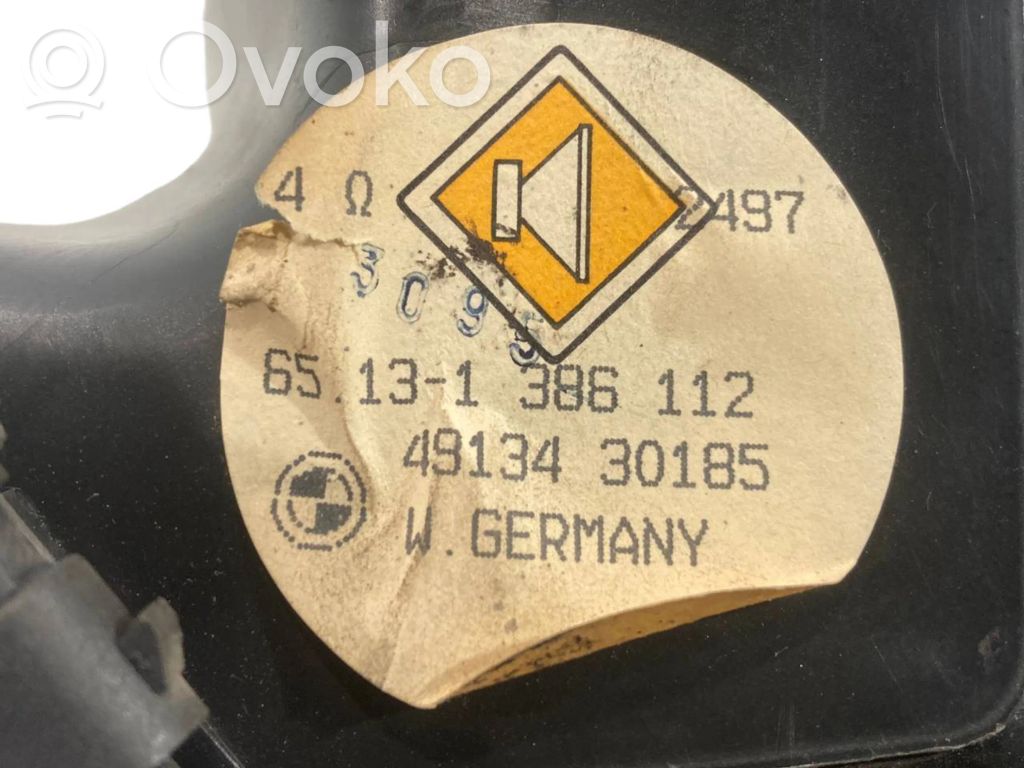 Skaļrunis (-i) aizmugurējā palodzē