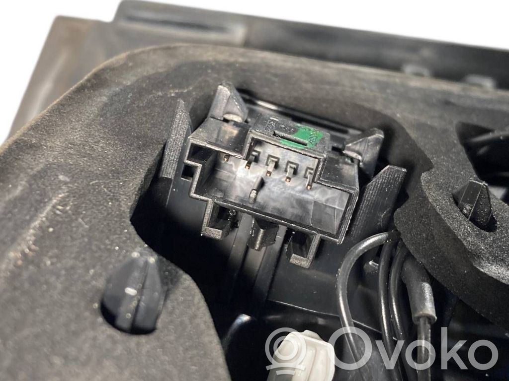 Aizmugurējais lukturis pārsegā