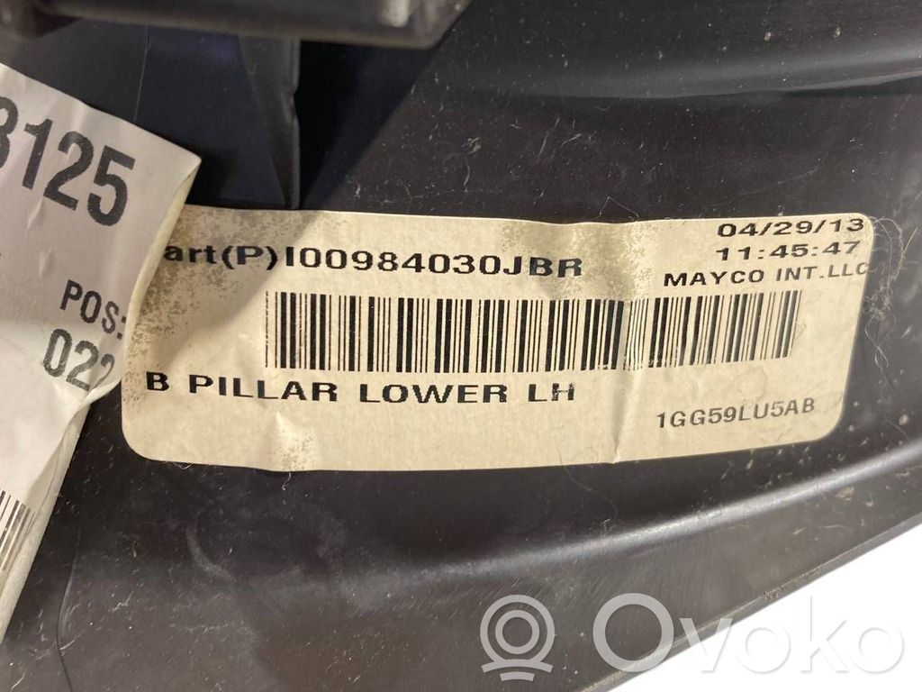 (B) statņa dekoratīvā apdare (apakšdaļa)