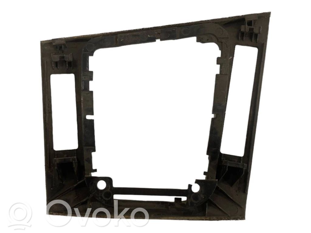 Ātrumu pārslēgšanas sviras dekoratīvā apdare (plastmasas)