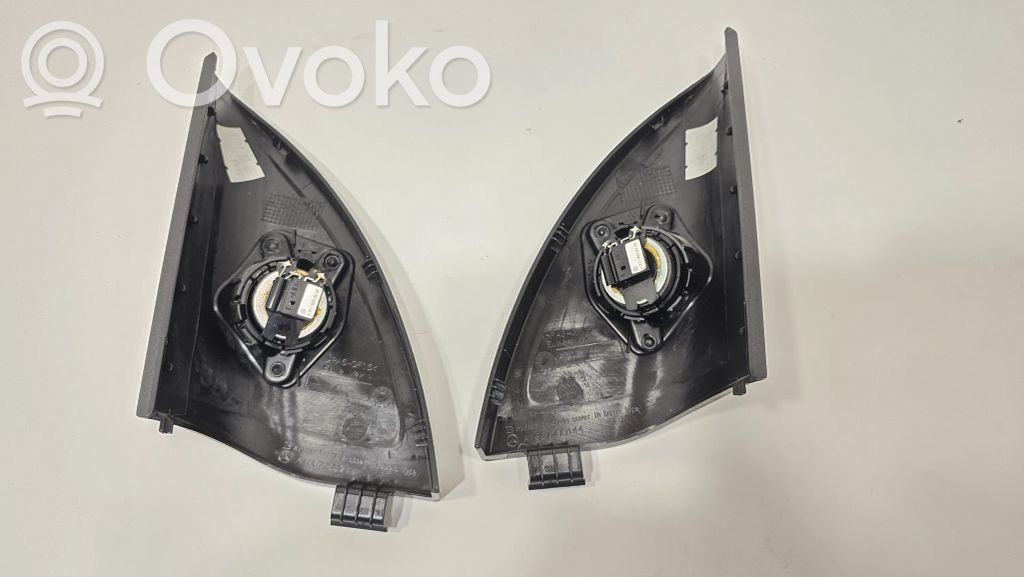 Augsto frekvenču skaļrunis (-i) priekšējās durvīs