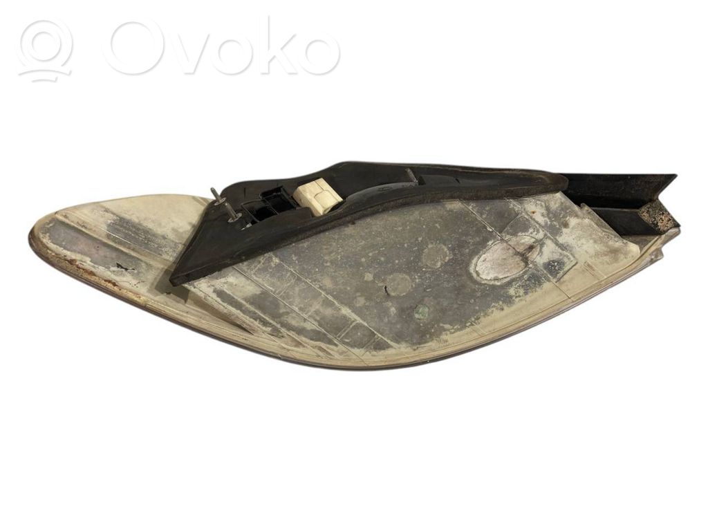 Aizmugurējais lukturis virsbūvē