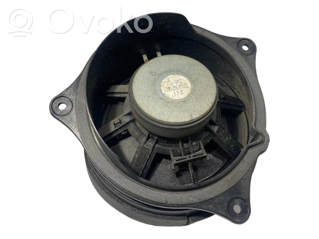 Speaker(s) in the rear door