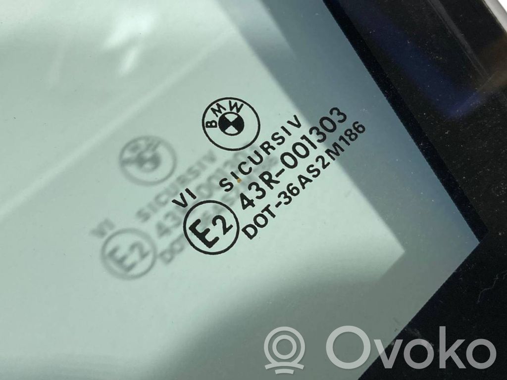 priekšējo durvju stikls (četrdurvju mašīnai)