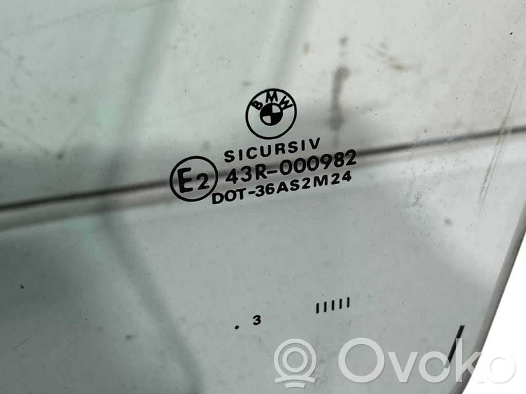 priekšējo durvju stikls (četrdurvju mašīnai)