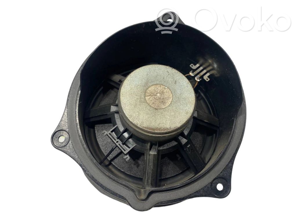 Speaker(s) in front door