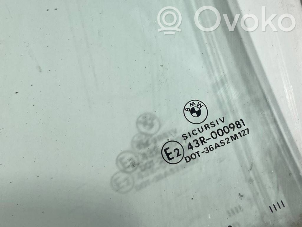 priekšējo durvju stikls (četrdurvju mašīnai)
