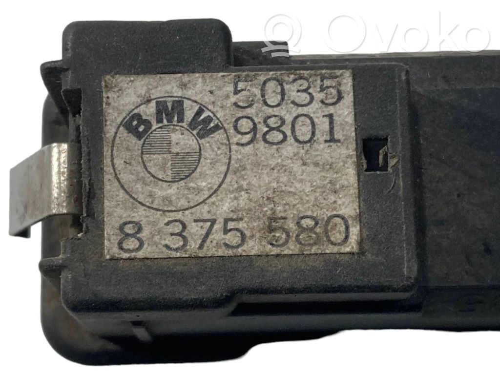 Aizmugurējo durvju aizvēršanas slēdzis