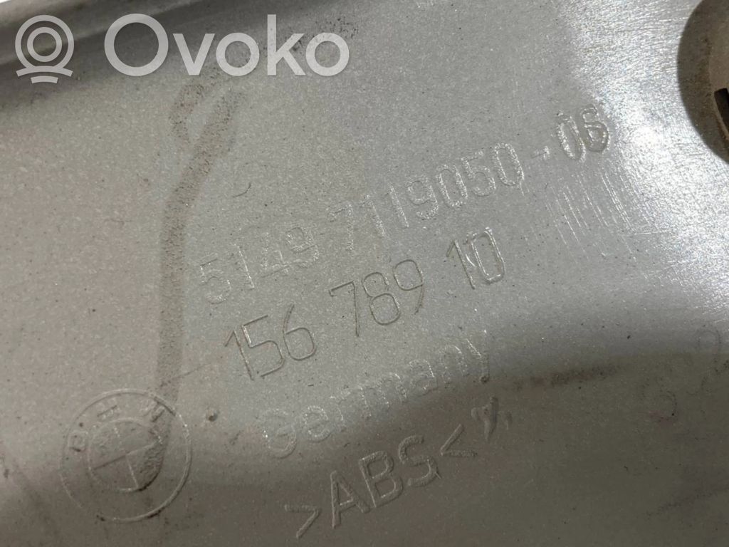 Augšējā dekoratīvā apdare (pie loga)