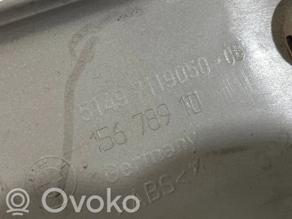 Augšējā dekoratīvā apdare (pie loga)