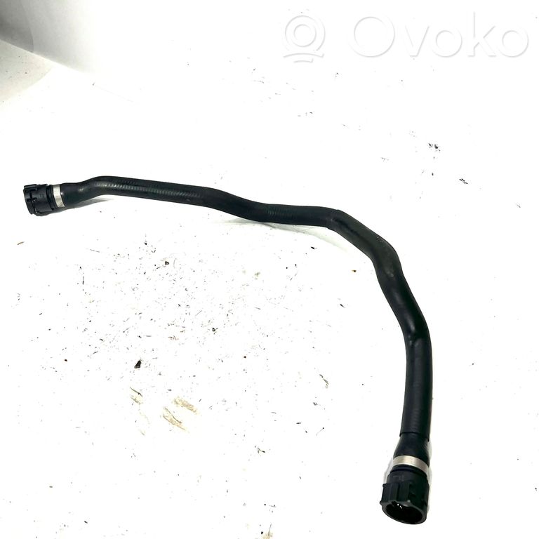 Caurulīte (-es) / šļūtene (-es)