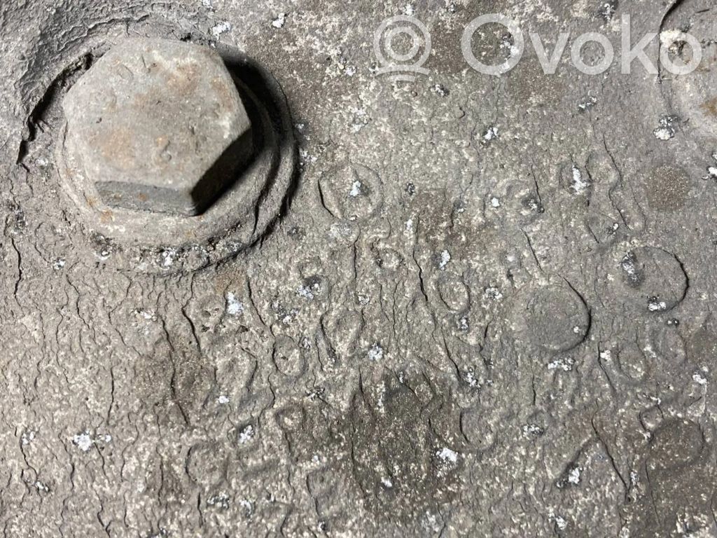 Priekšējā riteņa rumbas vārpstas šarnīrs (stupica, capfa)