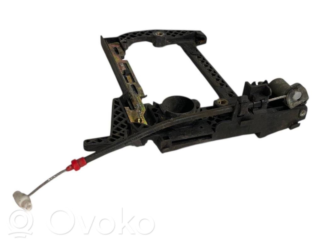 Priekšpusē turētājs / kronšteins ārējam atvēršanas rokturim