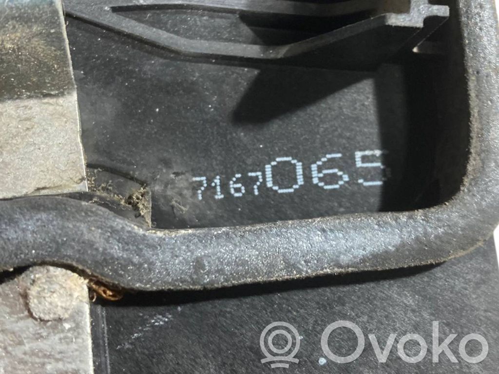 Priekšpusē slēdzene