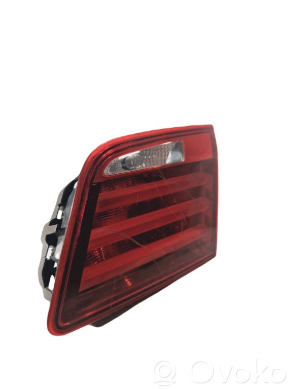 Aizmugurējais lukturis pārsegā