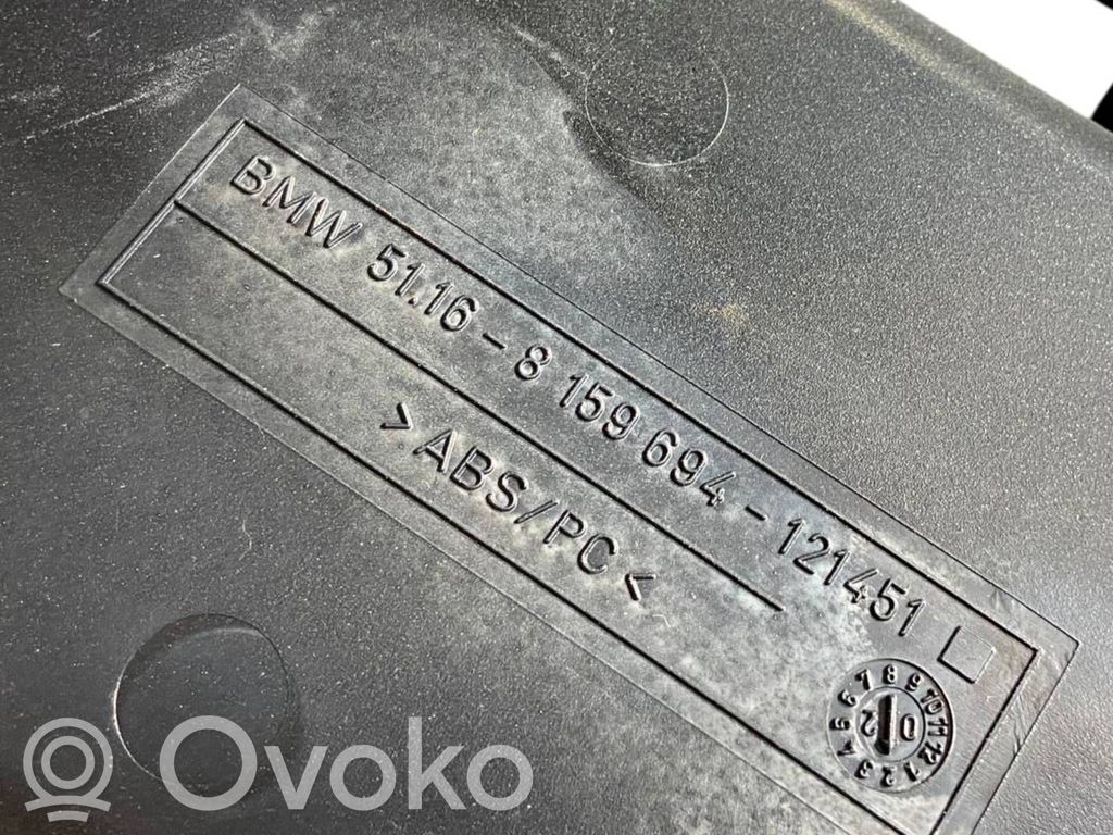 Cigarešu aizdedzināmais priekšā