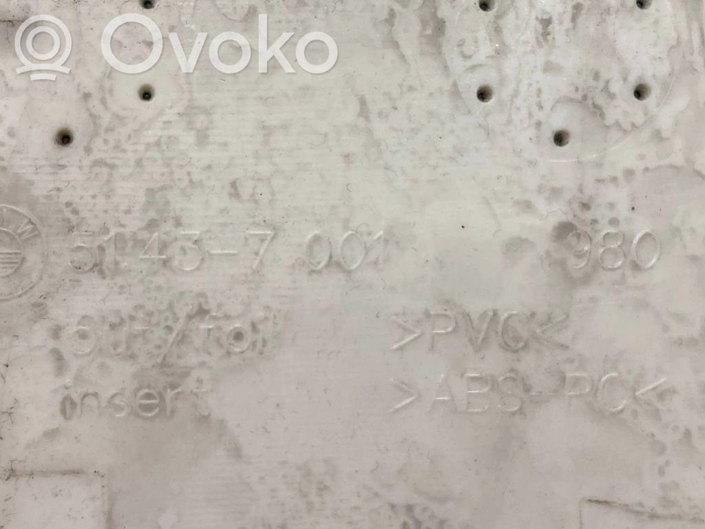 (B) statņa dekoratīvā apdare (augšdaļa)