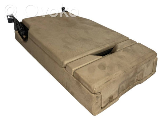 Aizmugurējā sēdekļa roku balsts