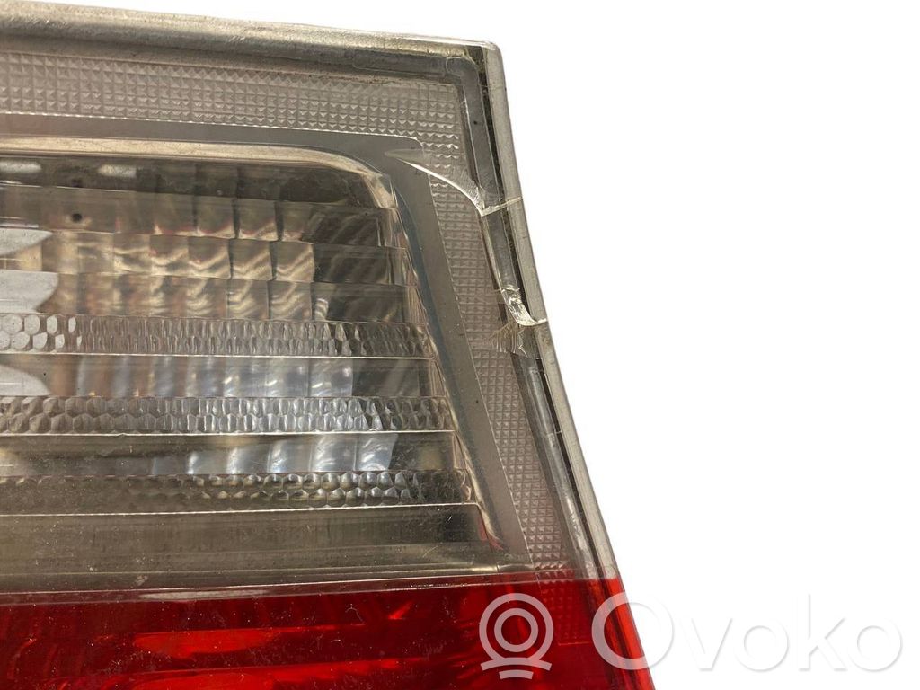 Aizmugurējais lukturis virsbūvē