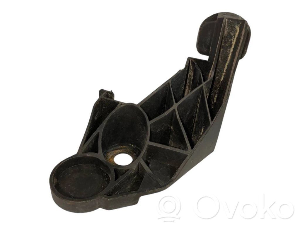 Priekšpusē bampera turētājs