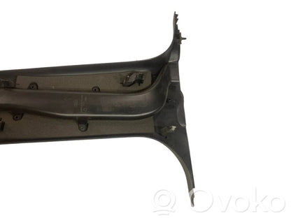 (B) statņa dekoratīvā apdare (apakšdaļa)