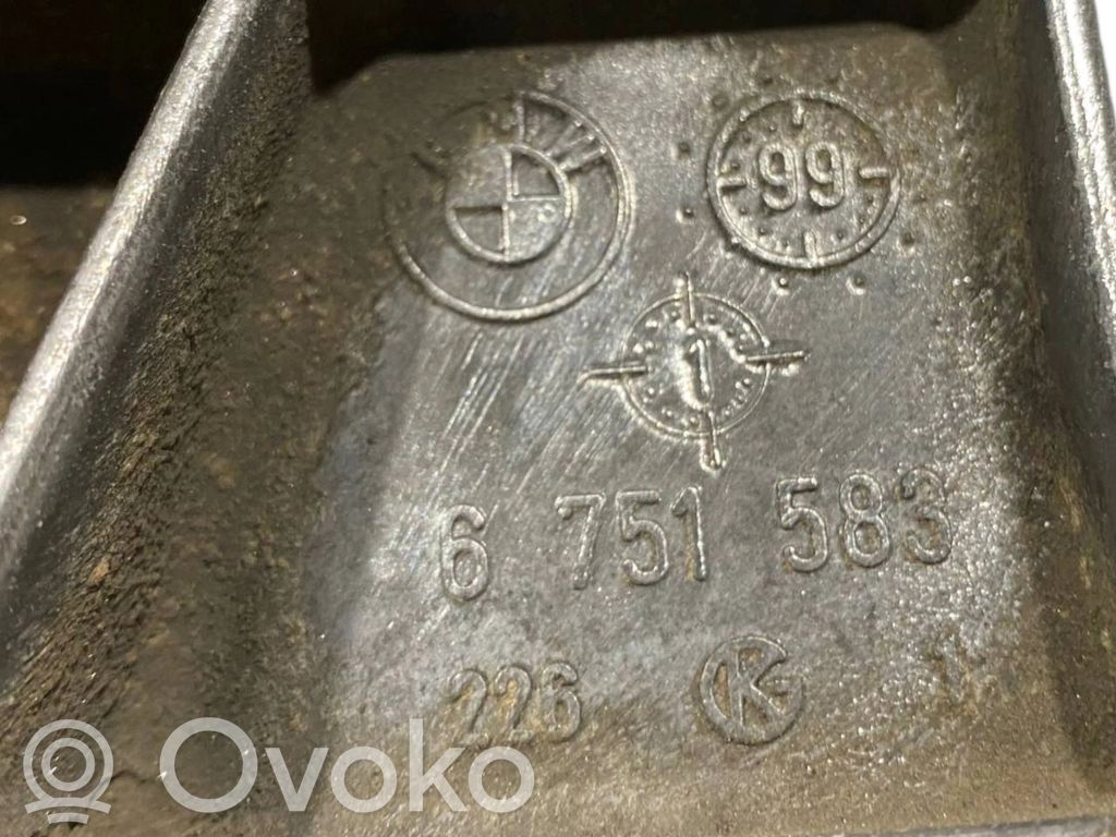 Transmission mounting bracket