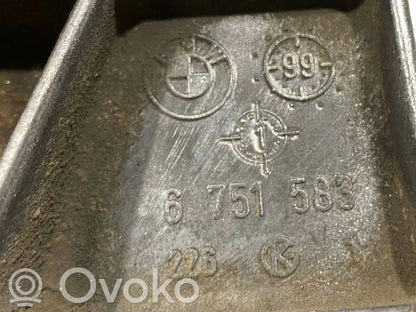 Transmission mounting bracket