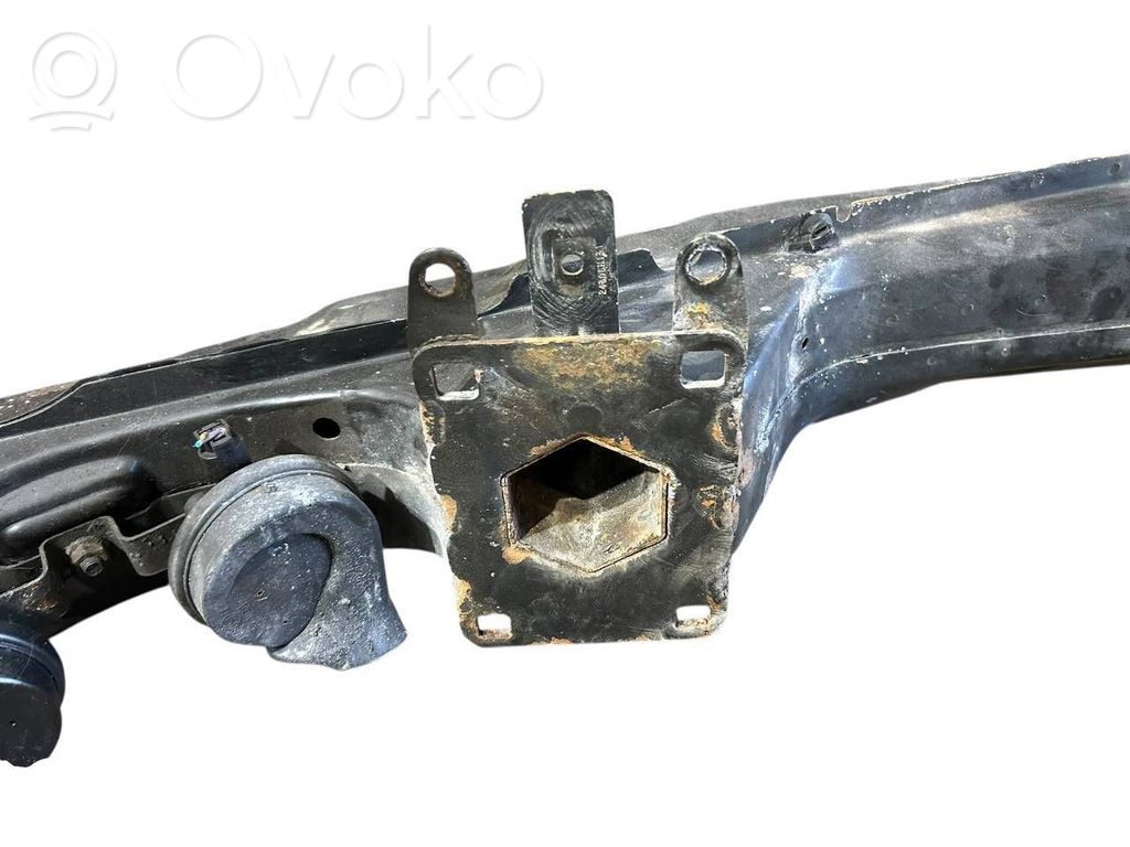 Priekšpusē bampera sija / balka