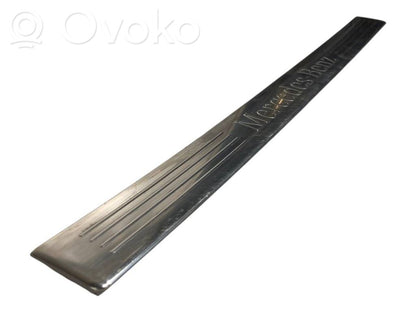 Priekšējā sliekšņa dekoratīvā apdare (iekšējā)