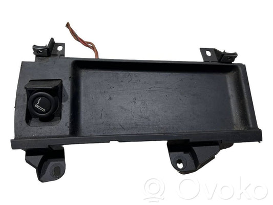 Cigarešu aizdedzināmais priekšā