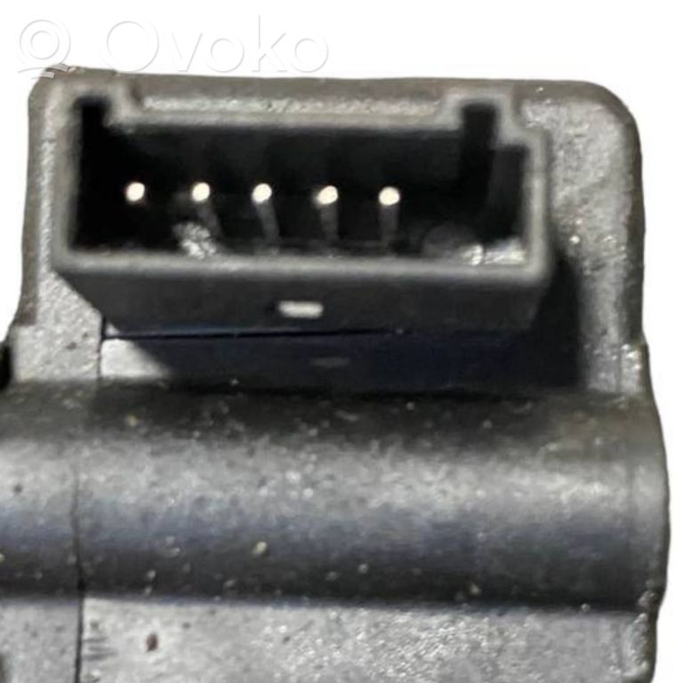 Aizmugurējā pārsega slēdzene