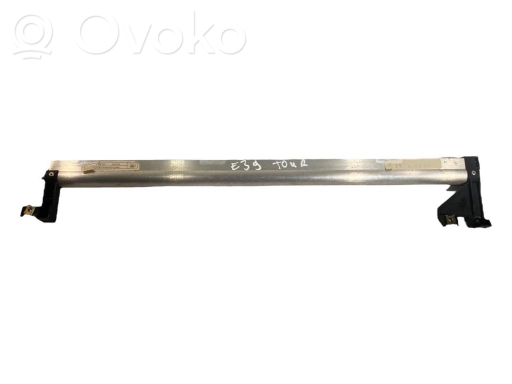 Aizmugurē logu aizkars