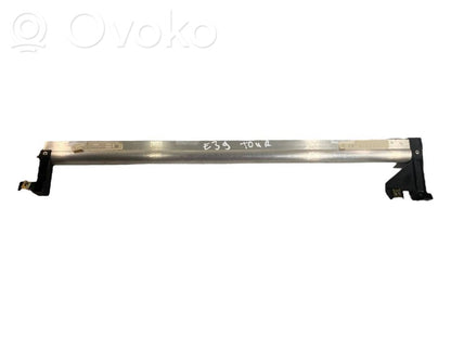 Aizmugurē logu aizkars