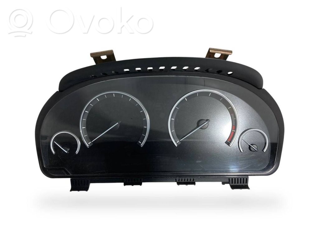 Speedometer (in the instrument panel)