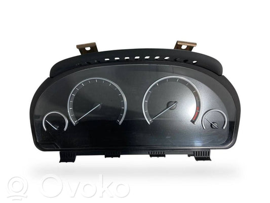 Speedometer (in the instrument panel)