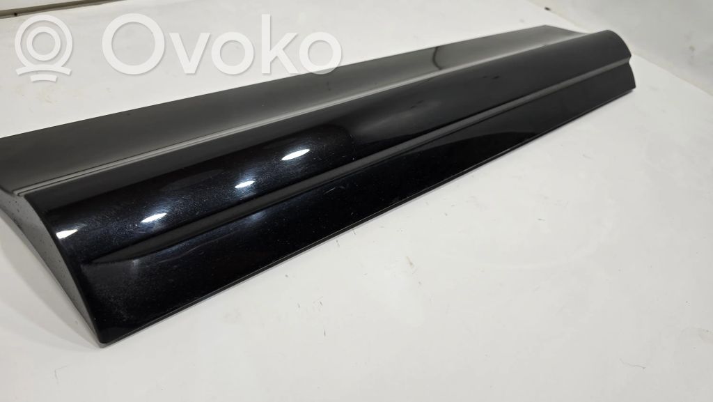 Aizmugurē durvju dekoratīvā apdare (moldings)