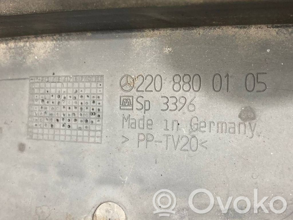 Dzinēja pārsega dekoratīvais režģis