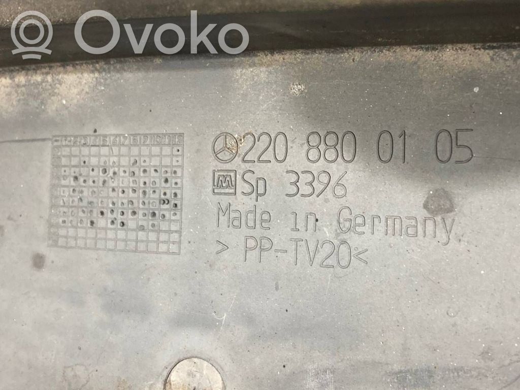 Dzinēja pārsega dekoratīvais režģis