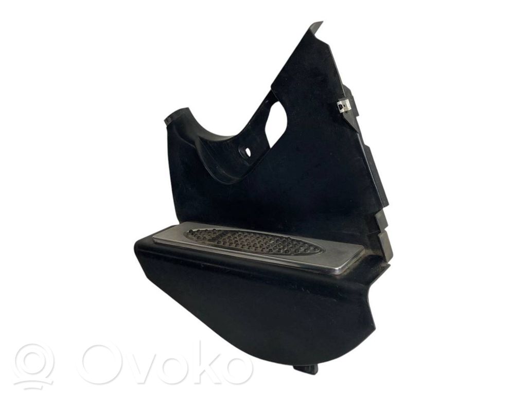 Kāju zonas sānu dekoratīvā apdare