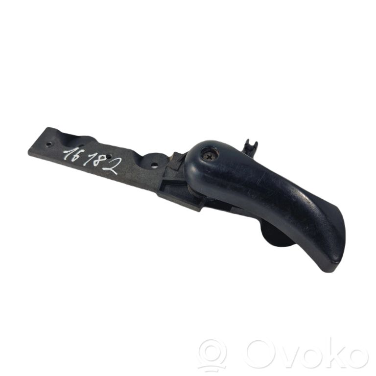 Dzinēja pārsega attaisīšanas rokturītis