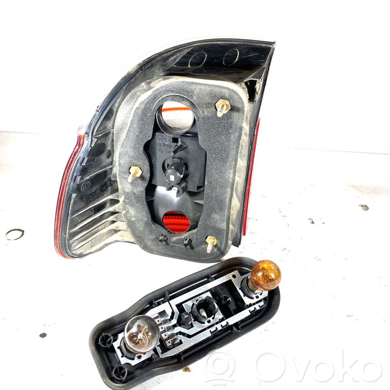 Aizmugurējais lukturis virsbūvē