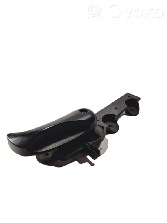 Dzinēja pārsega attaisīšanas rokturītis