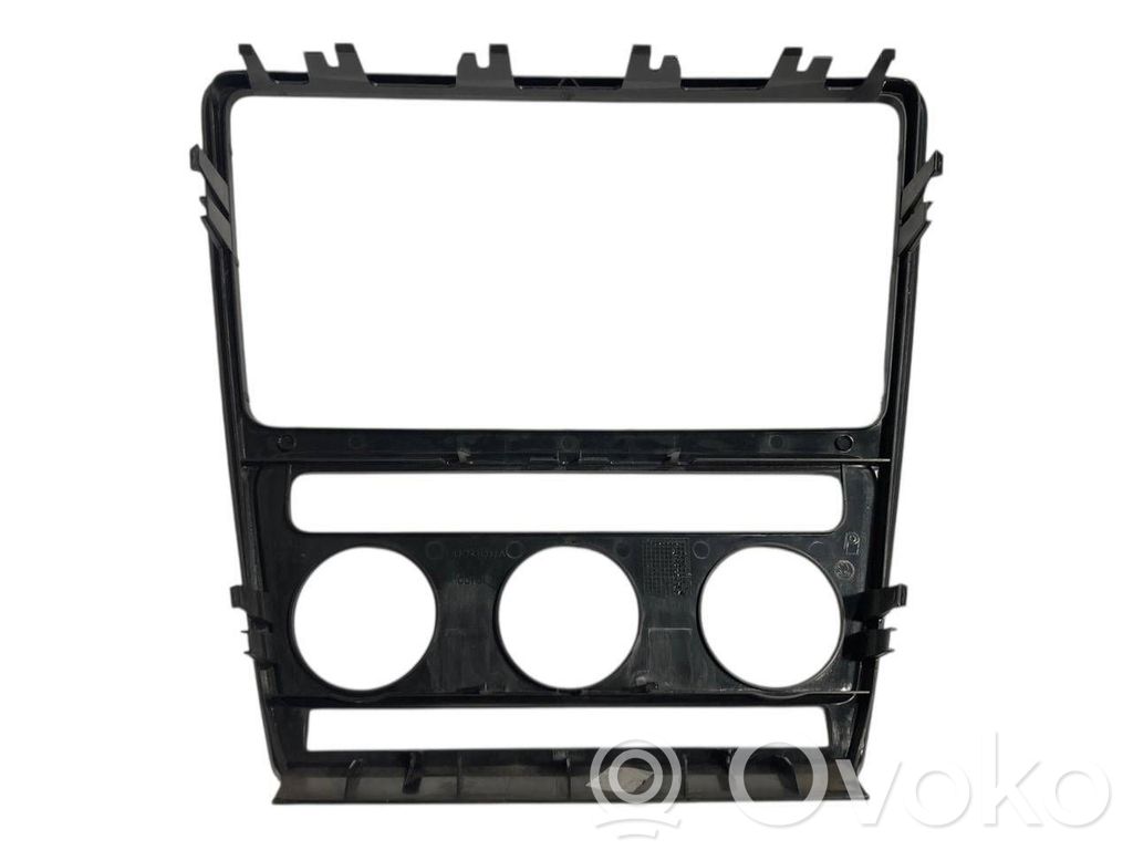 Radiouztvērēja / navigācija dekoratīvā apdare