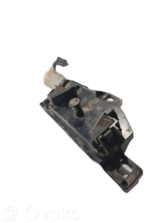 Aizmugurējā pārsega slēdzene