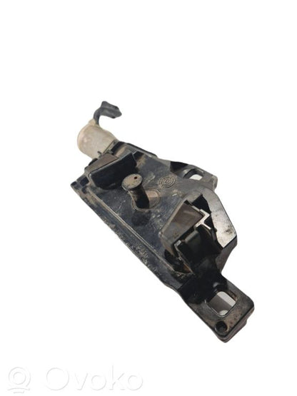 Aizmugurējā pārsega slēdzene