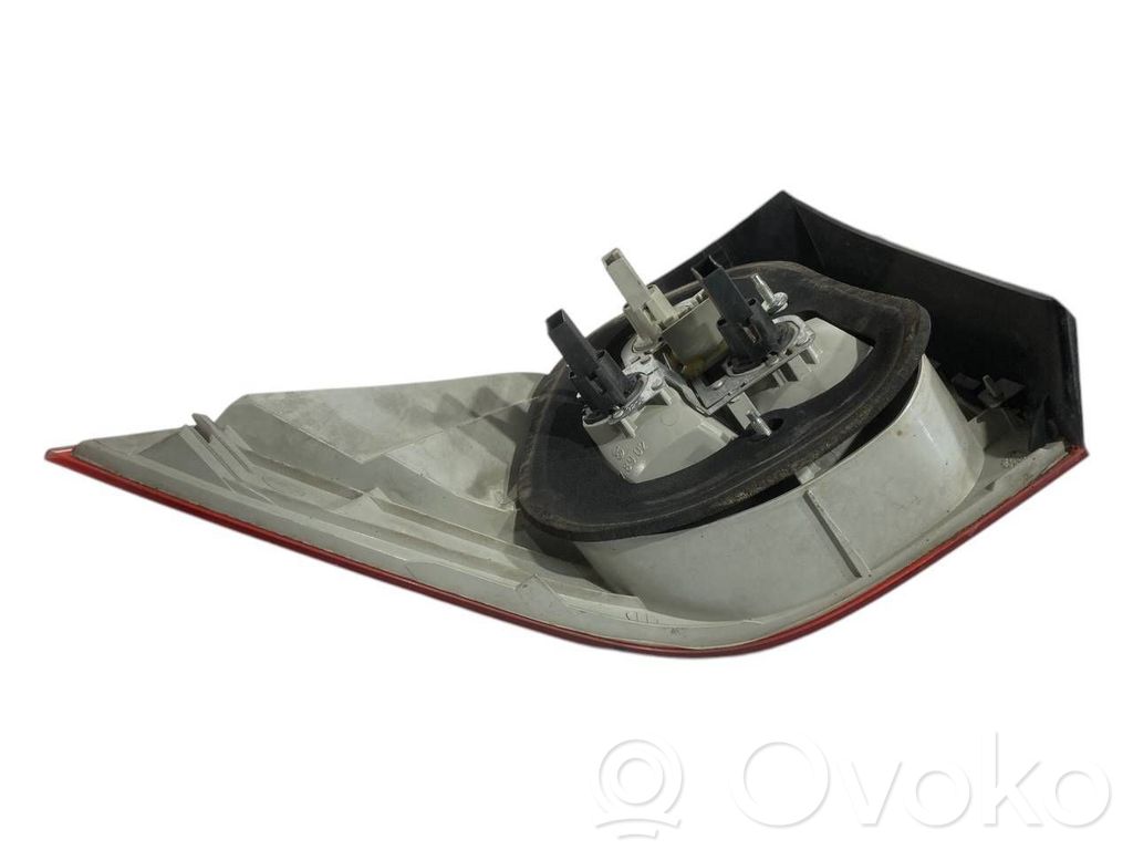 Задний фонарь в кузове