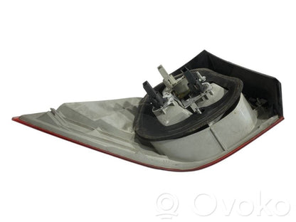 Задний фонарь в кузове