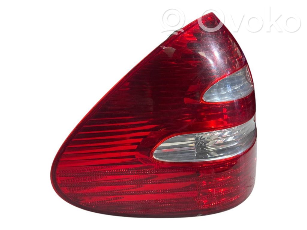 Aizmugurējais lukturis virsbūvē