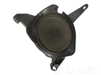 Speaker(s) in front door